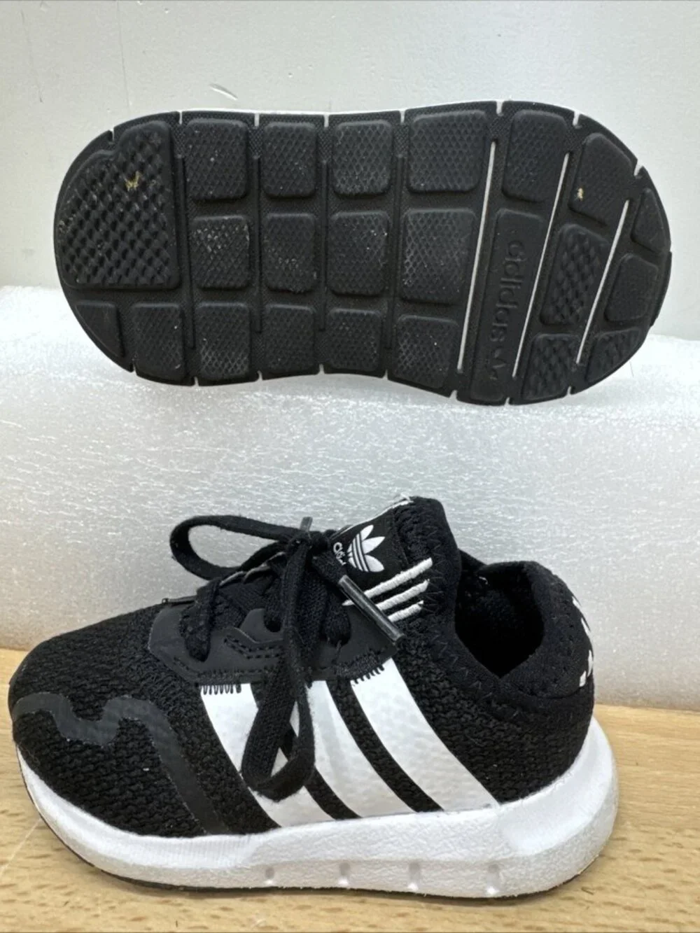 Adidas Kids Black White Sneakers Size 6K Lightweight Lace-Up Shoes
